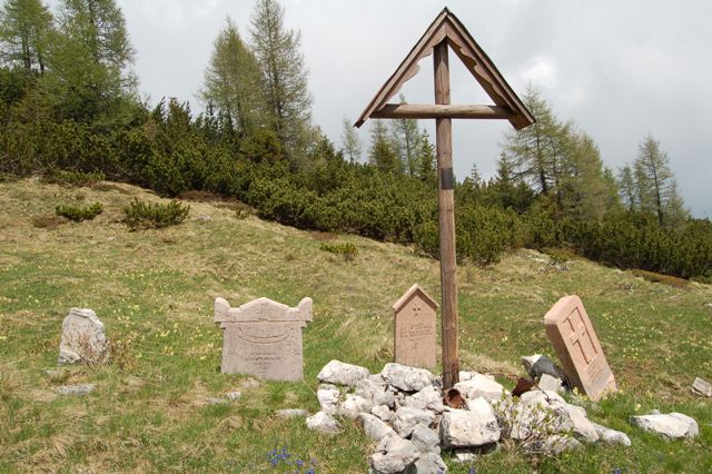Vecchio cimitero abbandonato